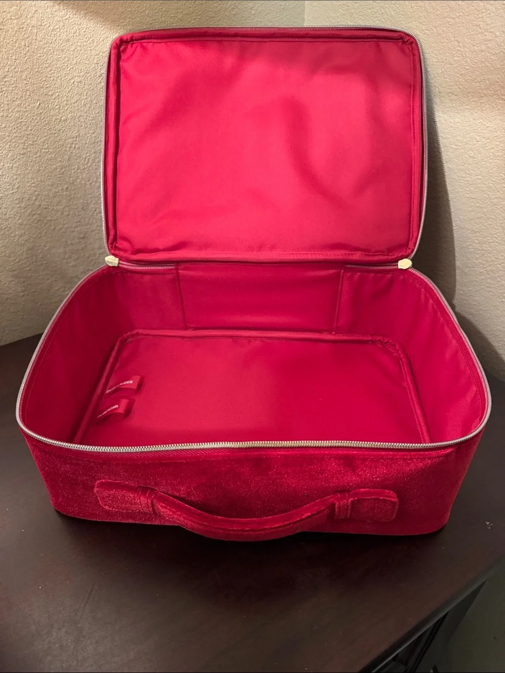 Estee Lauder Red Velvet Star-Quilted Cosmetic Carry Case never used